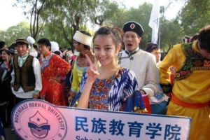 为何迪丽热巴学生时期没人追？当看完这些照片后，网友：好像明白了