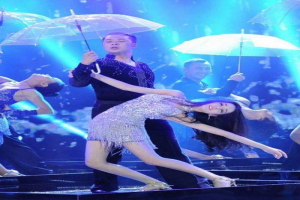 为何迪丽热巴学生时期没人追？当看完这些照片后，网友：好像明白了