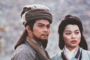 乔峰为什么总是戴帽子？当黄日华摘下帽子后，网友都笑出了猪叫声