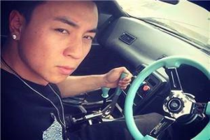 父亲将他视为谋利工具,长大转型失败被吐槽,可他为何还能开豪车