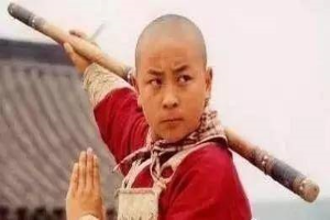 父亲将他视为谋利工具,长大转型失败被吐槽,可他为何还能开豪车