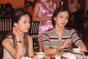 刘亦菲三代比美,看到外婆年轻时照片,才明白为啥刘亦菲说自己丑