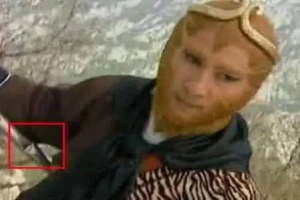 小孩看不下去的穿帮镜头：金箍棒咋打弯了？迪丽热巴为啥烤自己的腿？