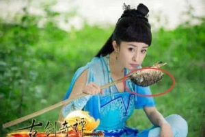 小孩看不下去的穿帮镜头：金箍棒咋打弯了？迪丽热巴为啥烤自己的腿？