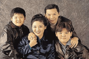 向佐和向佑，同样是向华强和陈岚的儿子，为何生活截然不同