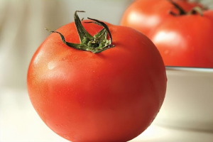 为什么现在西红柿都“硬”了，过几个星期也不会坏？找到原因了。